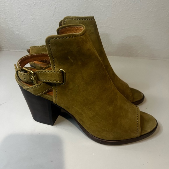 Frye Shoes - Frye Dani Shield Sling sandals in Olive or Khaki Green. New condition, size 10